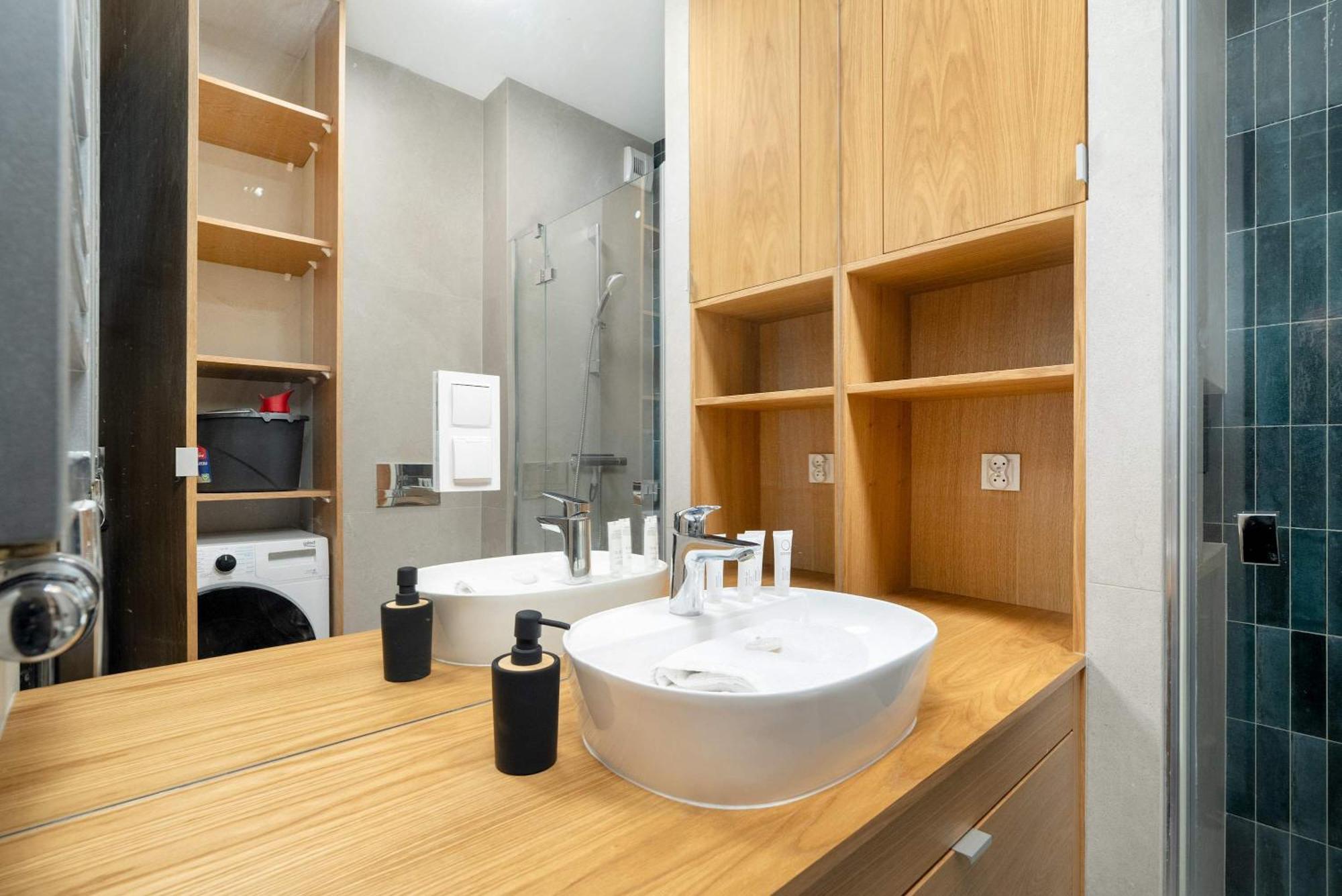 Appartamento Modern Desk & Bedroom By Renters