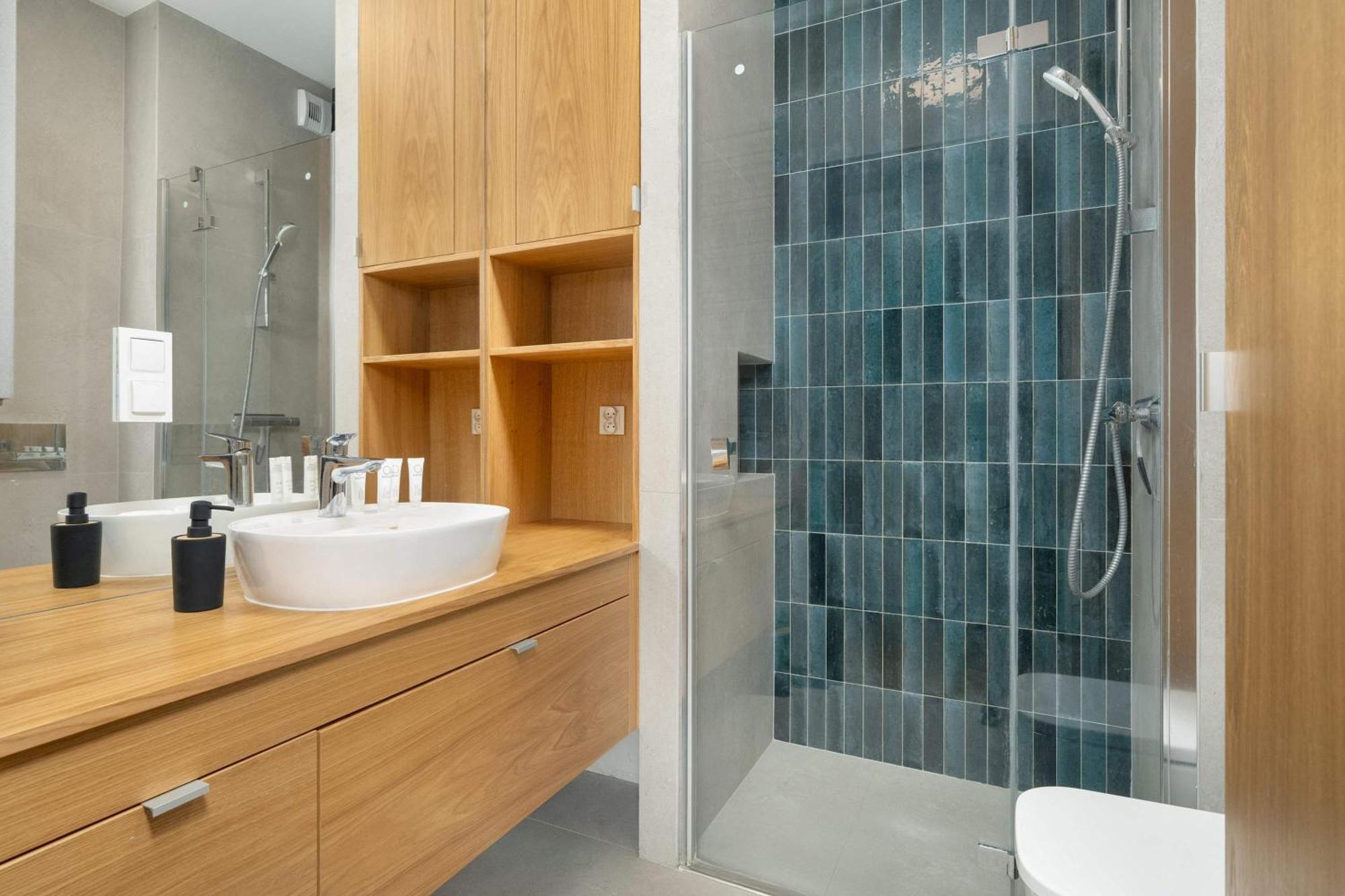 Appartamento Modern Desk & Bedroom By Renters *